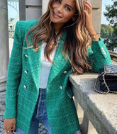 Blazer Feminino Tweed Elegante Texturizado, com bolsos frontais, botões metálicos e lapela clássica. Modelo confortável, sofisticado e versátil.